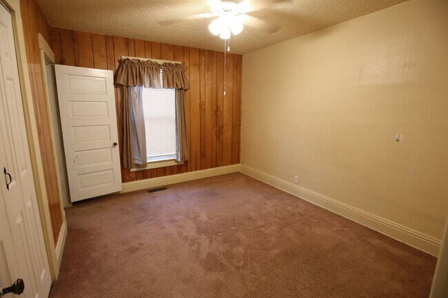 Building Photo - 2 Bed 1 Bath + Garage and Yard