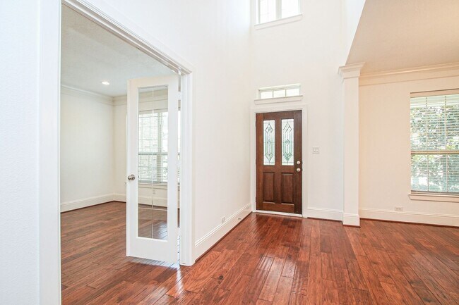 Building Photo - 5 Bedroom House in Gated Golf Course Commu...
