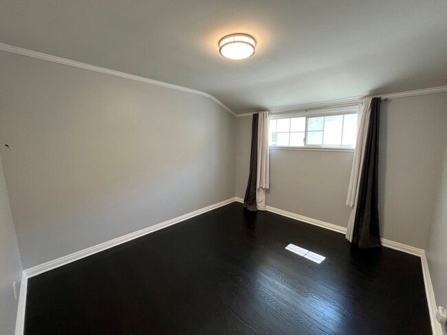 Building Photo - READY FOR MOVE-IN! 3+2.5 w/appliances + great backyard!