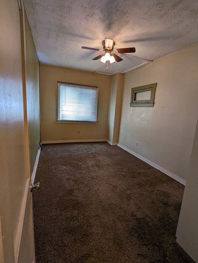 Building Photo - Large 2 Bedroom Close to Carson St -- Avai...