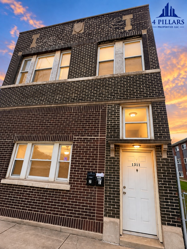 Building Photo - 1311 E Columbus Dr