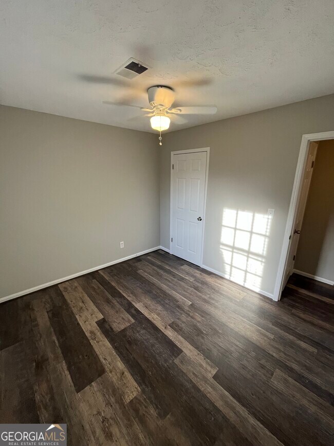 Building Photo - 2220 Mahan Dr