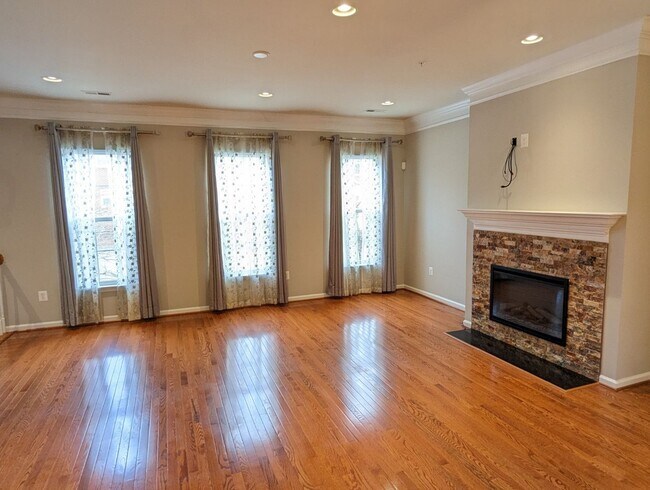 Building Photo - Gorgeous 3 level townhouse in North Potoma...