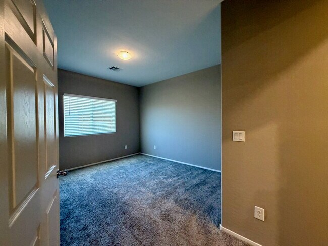 Building Photo - 3 BED 3 BATH 2 CAR GARAGE TOWNHOUSE W/ PRIVATE YARD, LOFT & BEDROOM DOWNSTAIRS IN GATED COMMUNITY...