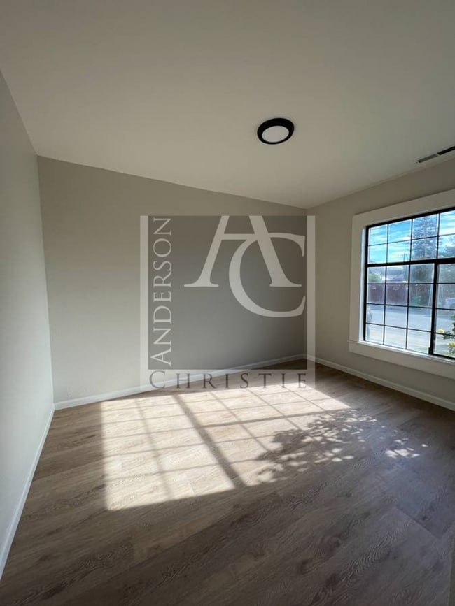 Building Photo - 12 8th St