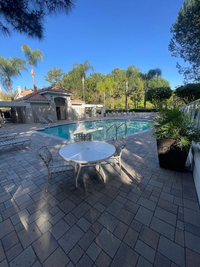 Building Photo - Very Spacious 1 Bed, 1 Bath Condo in Mission Viejo For Rent-In Unit Laundry and Attached Garage