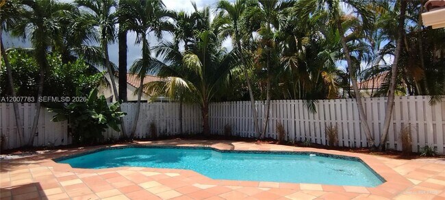 Building Photo - 659 Verona Pl