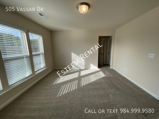 Building Photo - 505 Vassar Dr