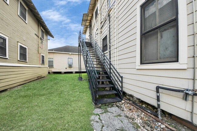 Building Photo - 2502 Saltus St