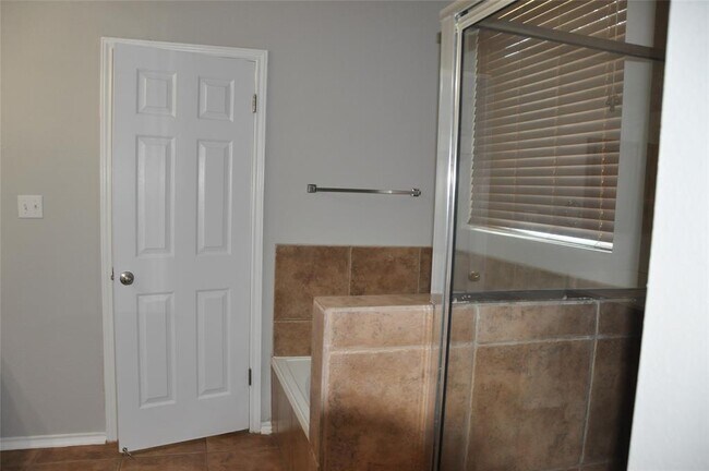 Building Photo - 507 Las Colinas Dr