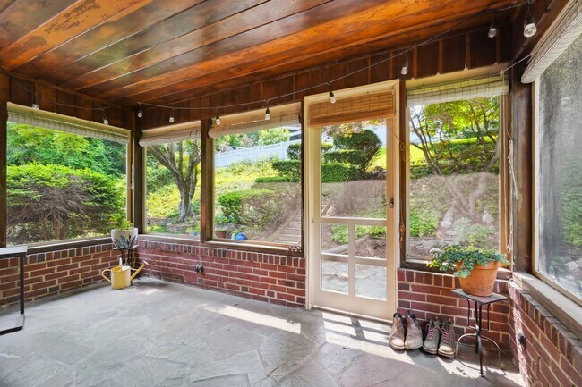 Building Photo - Spacious Split Level on Sundale Stone's Th...