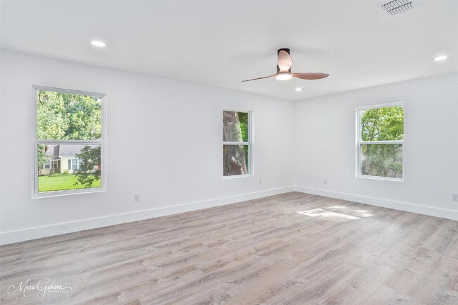 Building Photo - "Spacious 4-Bedroom Gem with a flex room a...