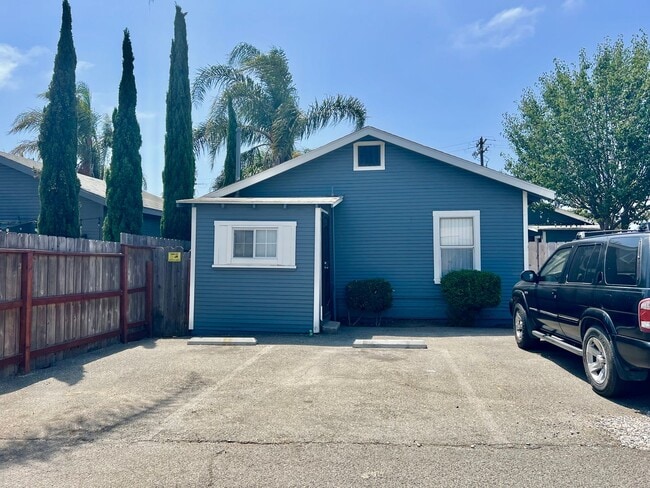 Building Photo - Walk to Beach, W/D, Shared Yard, Parking, No Pets