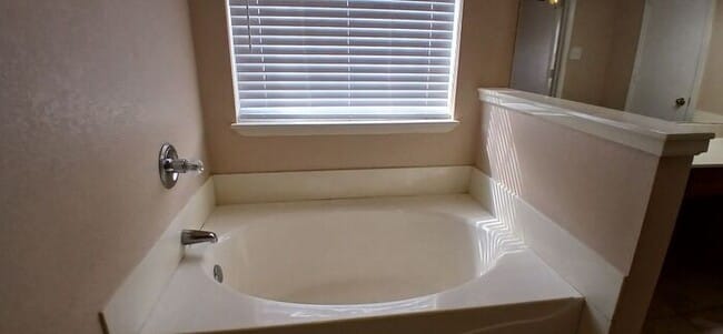 Building Photo - Summerfields Beauty: Oversized Kitchen + Flex 4th Bedroom