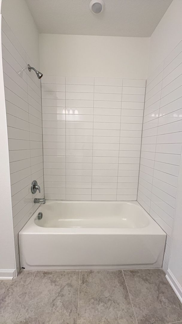 Building Photo - Luxury 3 Bedroom 2.5 Bath 2 car garage Townhome in the Gated Community of the Hammock