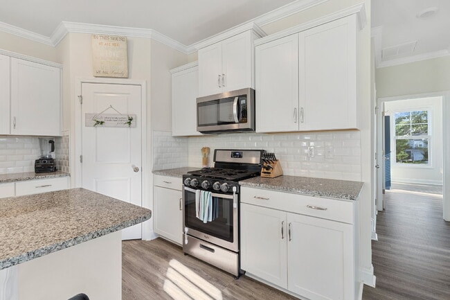 Building Photo - 3 bedroom 2.5 Townhouse with Office in Lak...