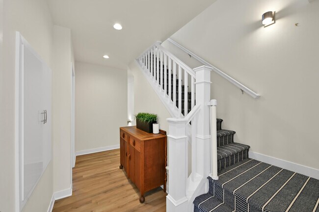 Building Photo - 307 E Pier St