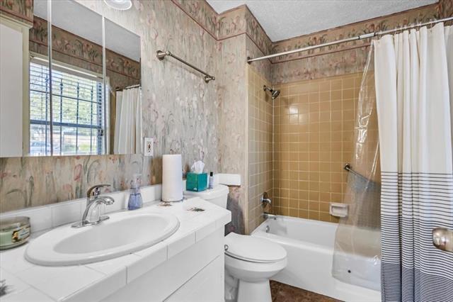 Building Photo - 2323 Breckenridge St