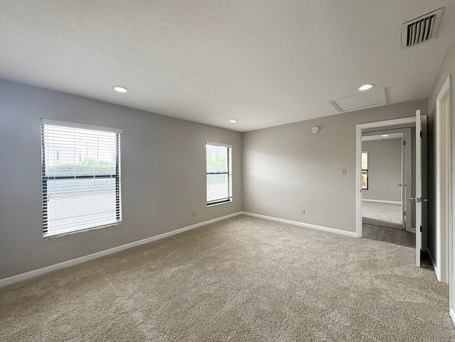 Building Photo - Audubon Park 2/2 Corner Unit Villa with La...