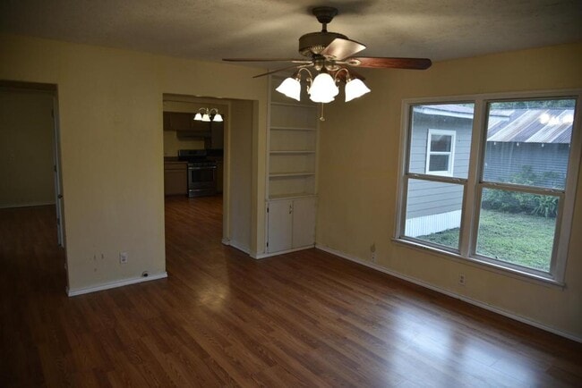 Building Photo - 302 S Oneal St