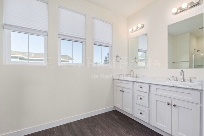 Building Photo - 3218 W Glendale Ave