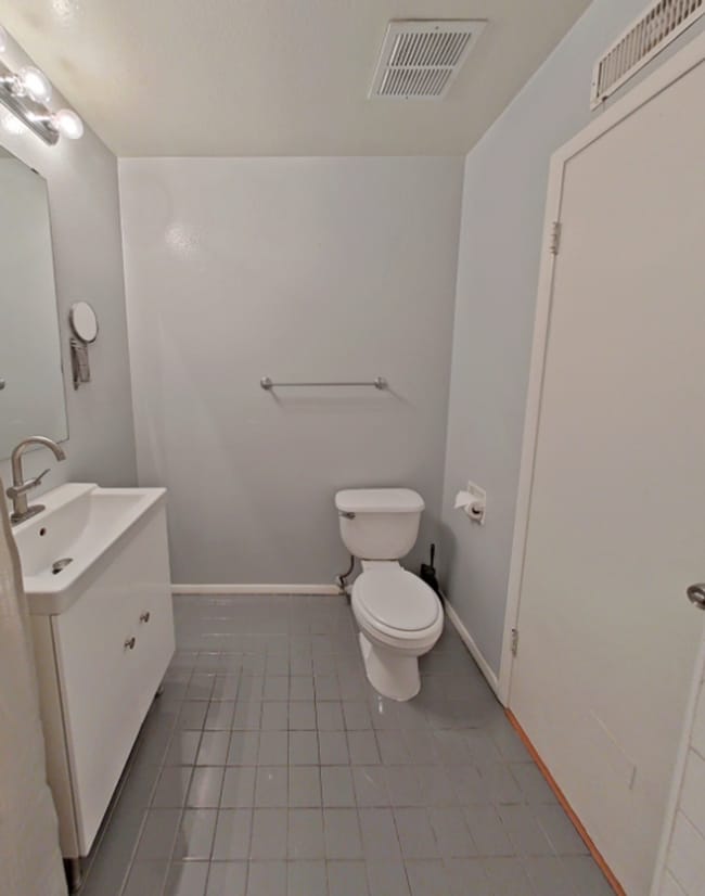 Building Photo - Spacious 1 Bedroom Condo in the Gated Park Bristol Community