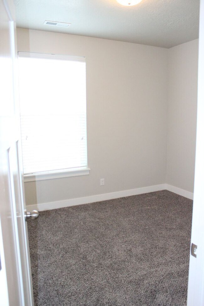 Building Photo - Reduced price