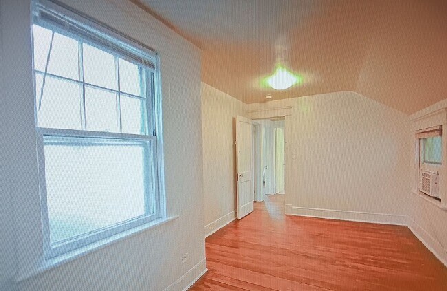 Building Photo - Minutes to Campus / 5 Bedroom / 2 Bathroom