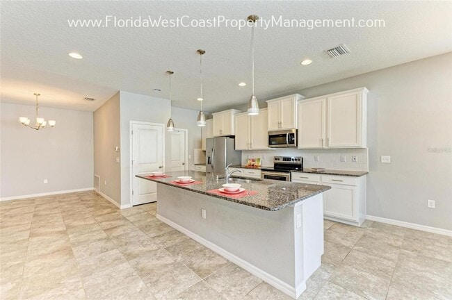 Building Photo - GORGEOUS DEL TIERRA HOME WITH FENCED YARD! 3 BED/2 BATH AMAZING KITCHEN! MAY MOVE IN !