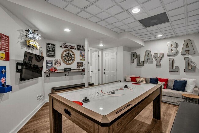 Building Photo - 3636 N Racine Ave