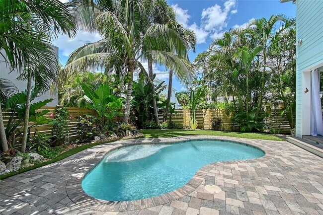 Building Photo - 1738 Siesta Dr