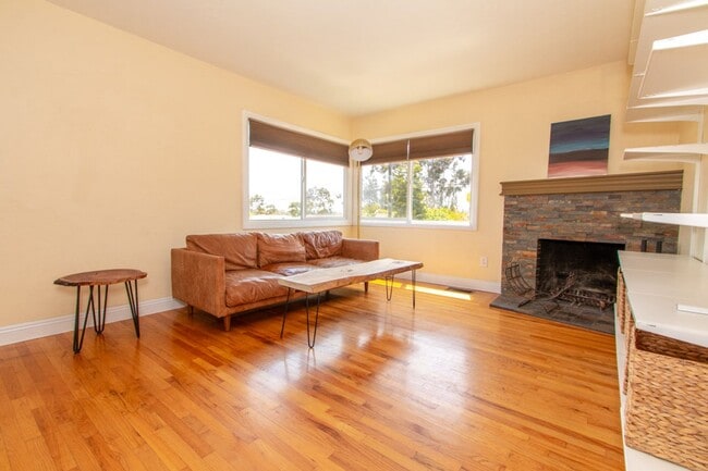 Building Photo - Well Maintained & Bright Detached 2 bed / 1 bath Home In Quiet Neighborhood of North Park - Peak ...