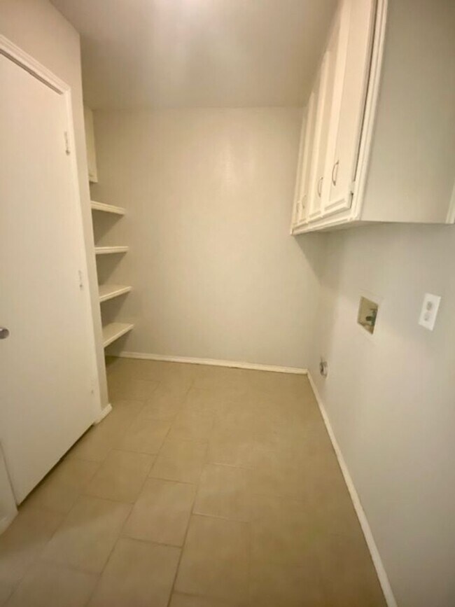 Building Photo - 2 Bedroom Townhouse near Tennis Center