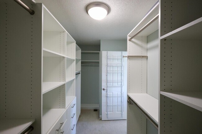 Building Photo - 7704 Gateway Ln