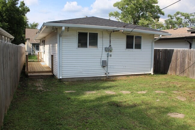 Building Photo - Cute 2 BR Bungalow in Garfield Park!