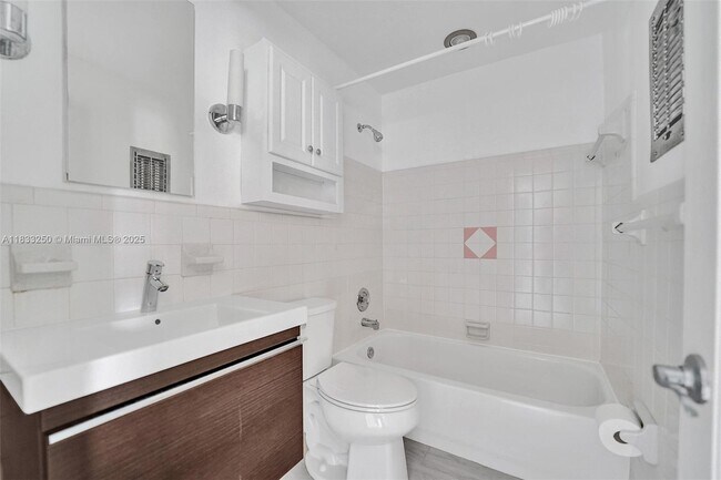 Building Photo - 2909 Middle River Dr