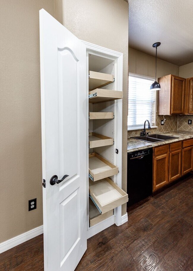 Building Photo - Westside 3 Bed Townhouse in Gold Hill Mesa