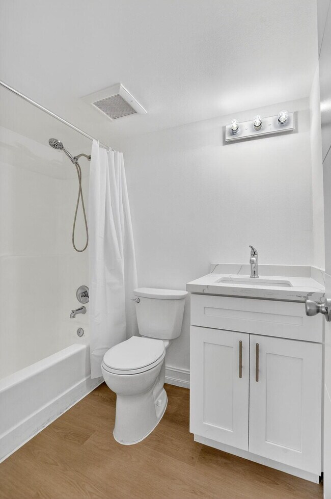 Building Photo - 6820 Palmetto Cir S