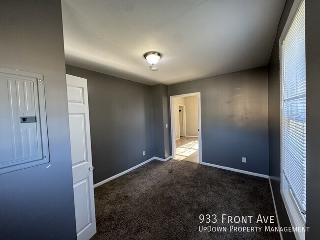 Building Photo - 933 Front Ave