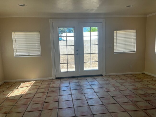 Building Photo - 4 bedroom 2bathroom Home Available now!