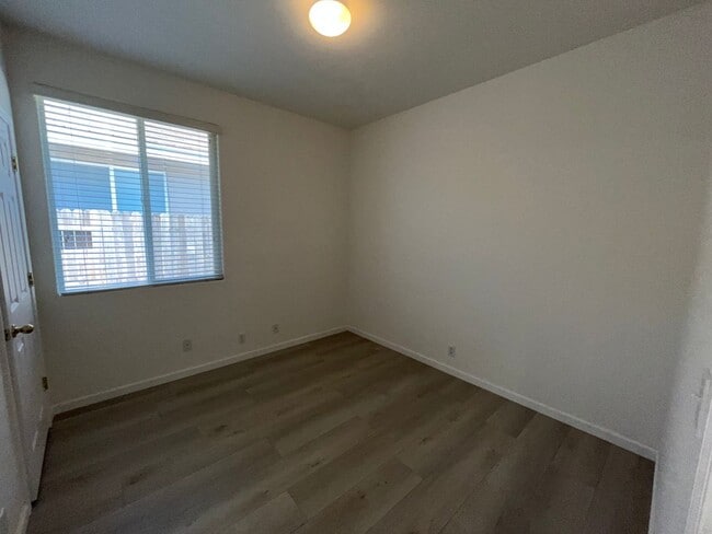 Building Photo - 3 Bed | 2 Bath | 1330SF | Tenant Pays $200...