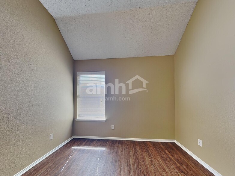 Building Photo - 7716 Parkwood Plaza Dr