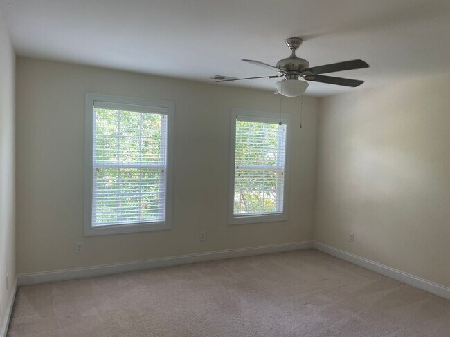 Building Photo - Outstanding Five Bedroom Three Full Bathro...