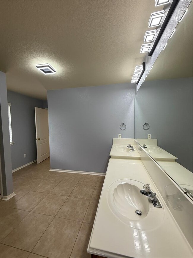Building Photo - 1705 Ploverville Ln