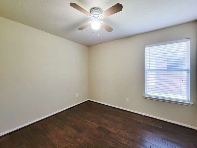 Building Photo - BEAUTIFUL 3 BEDROOM 2 BATH WITH WOOD TILE THROUGHOUT THE HOUSE!
