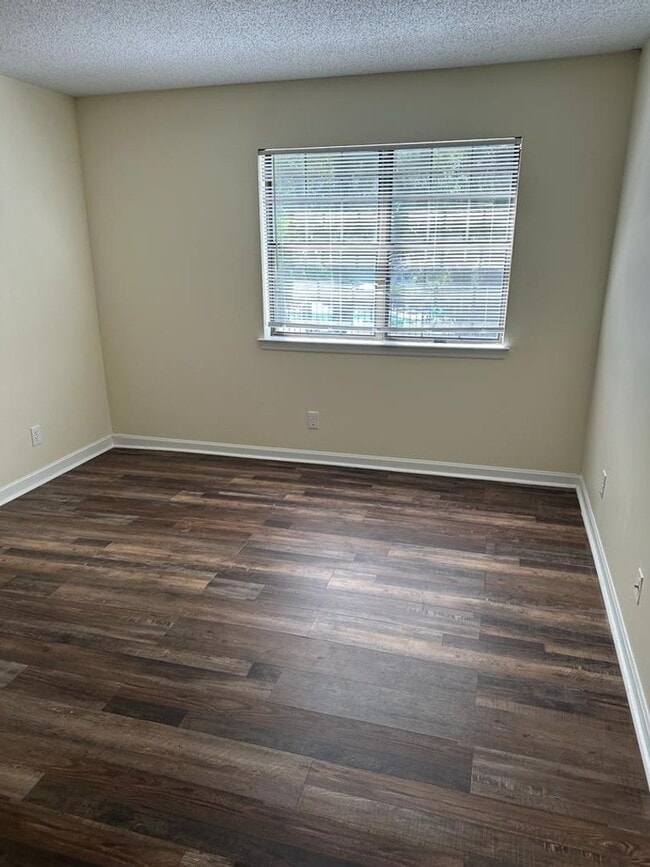 Building Photo - 616 Barrington Hills Dr