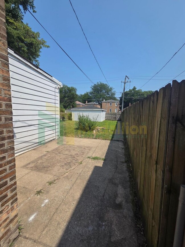 Building Photo - Charming 4BR Home with Spacious Layout, Mo...