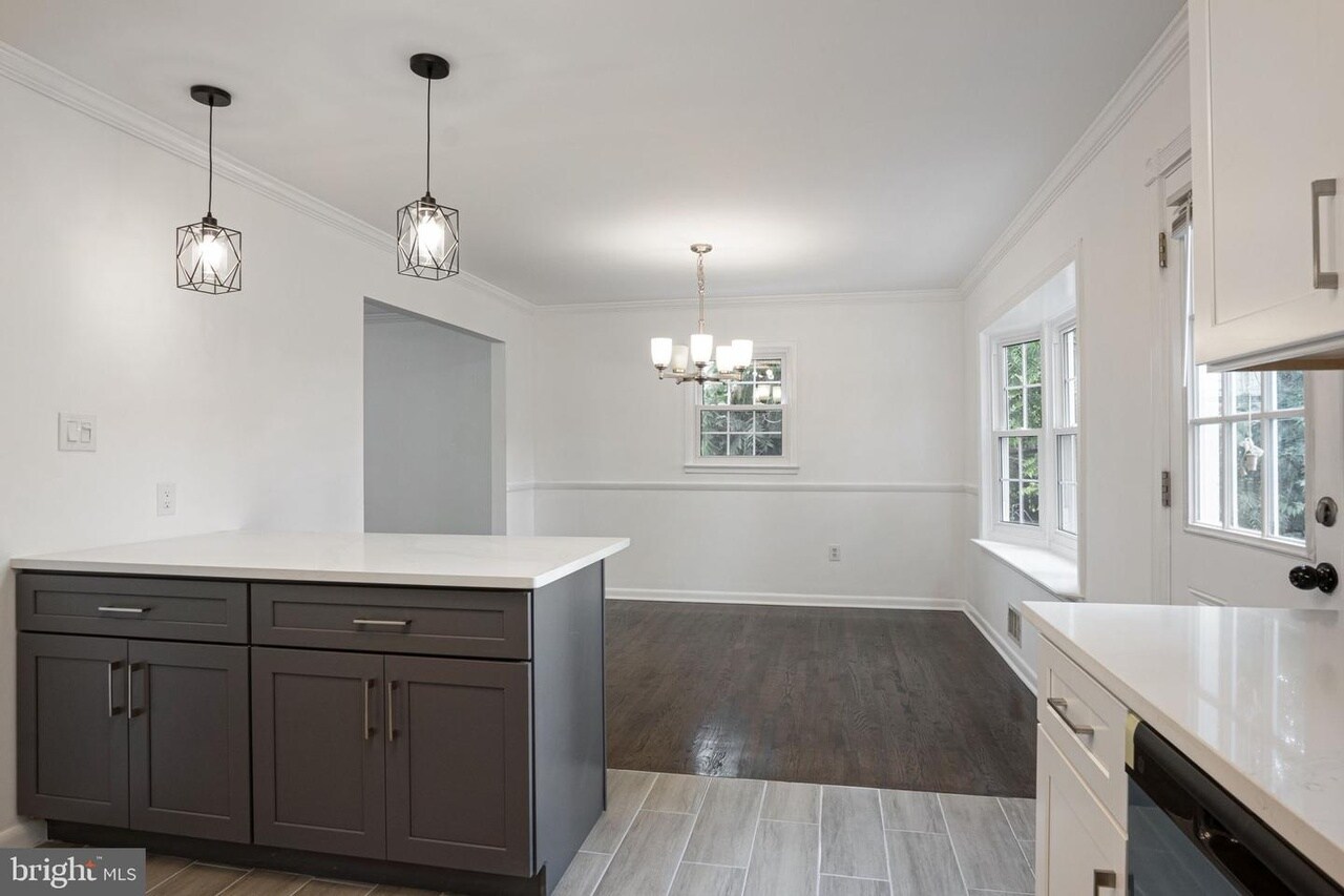 Building Photo - 4809 Camelot St