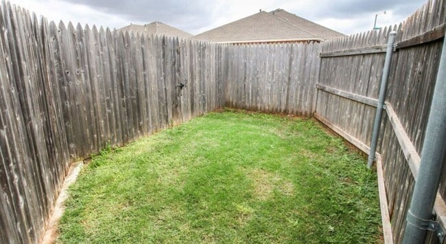 Building Photo - Private 3 Bedroom 3 Bath