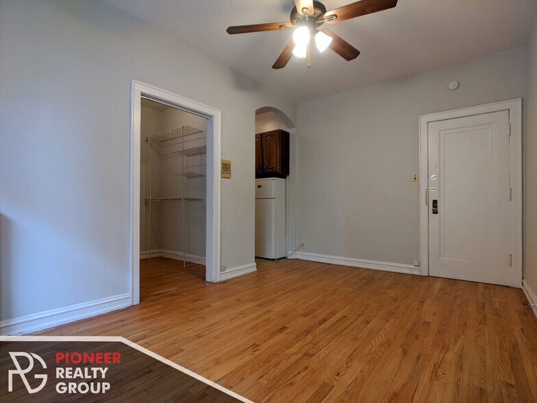 Building Photo - 2827 N Burling St